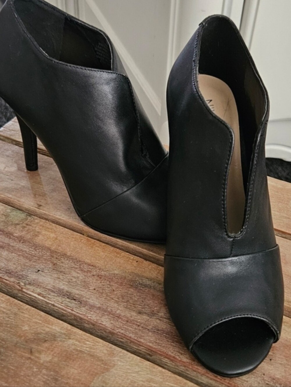 Nine West Black Leather Pump - Classic Court Heel